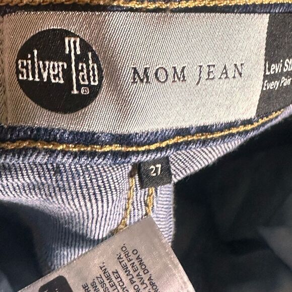 Levi's Silver Tag High Rise Dark Wash Mom Jean Size 27 📦 - Picture 5 of 12
